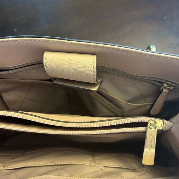 Michael Kors Beige Shoulder Bag with Silver-Tone Hardware - Picture 4 of 6